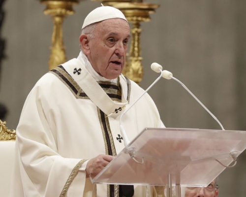 教宗方濟各在梵蒂岡聖伯多祿大教堂內主持子夜彌撒。AP