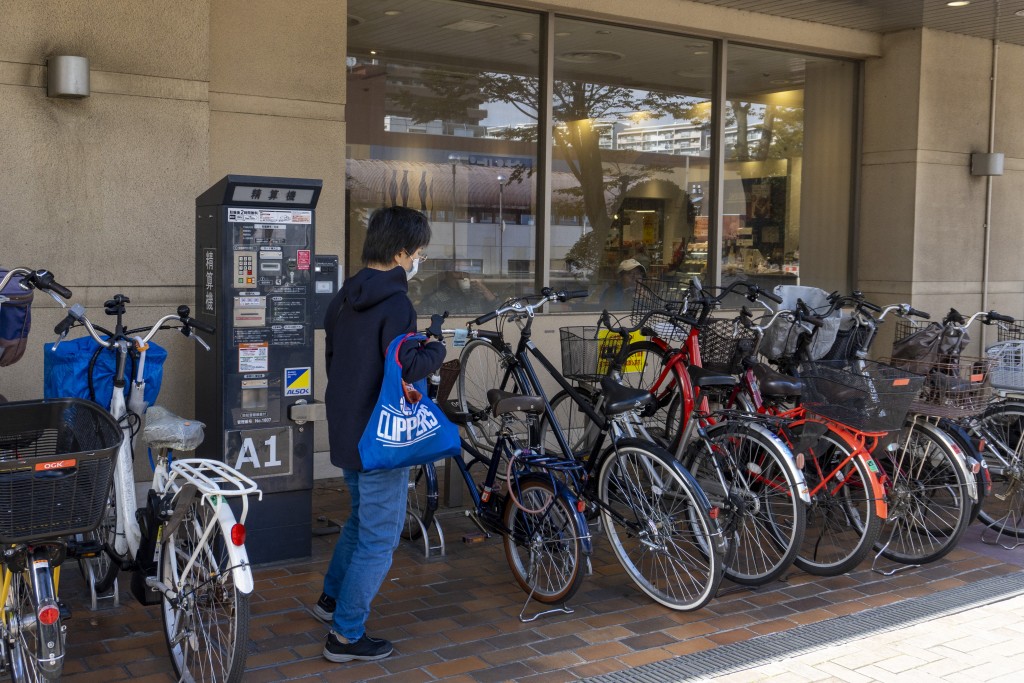 不少日本人索性放弃开车，选择以单车代步。（资料图片／法新社）