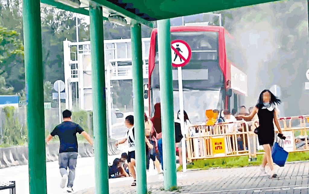 1輛行駛中的九巴車廂忽然煙霧瀰漫，乘客狼狽下車逃生。