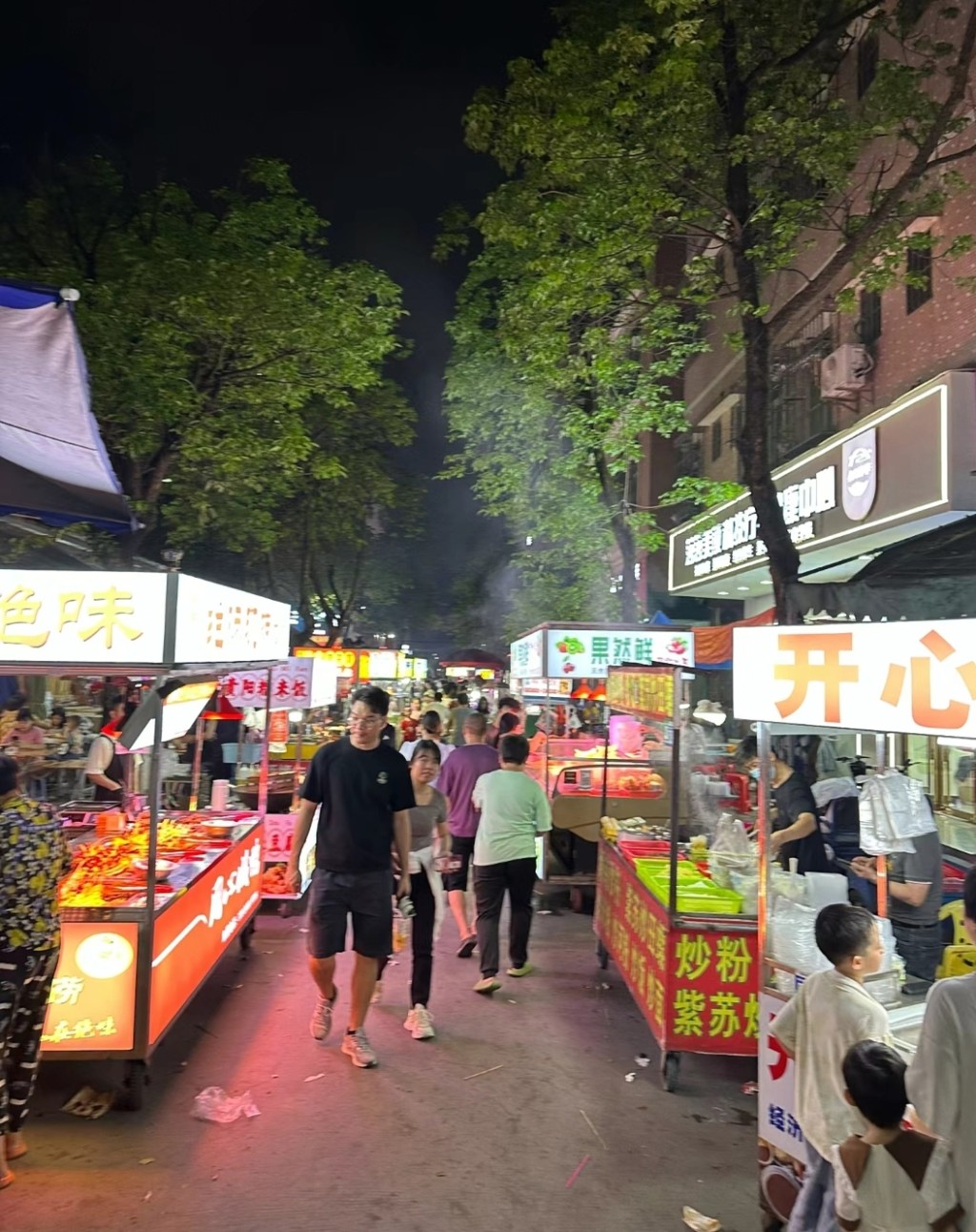 中山夜遊必去2024｜7. 坦洲十四村夜市美食街 路旁有各式路邊攤，售賣烤生蠔、臭豆腐、烤魷魚、烤豬腸、豬肉餃子、肉來饃、奶茶。（圖片來源：小紅書@黎想想）