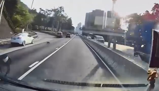 路上多輛車隨即左閃右避。