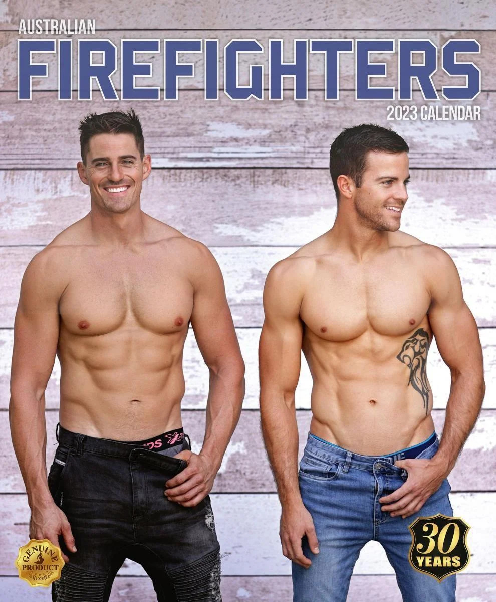 穿牛仔裤的消防员。