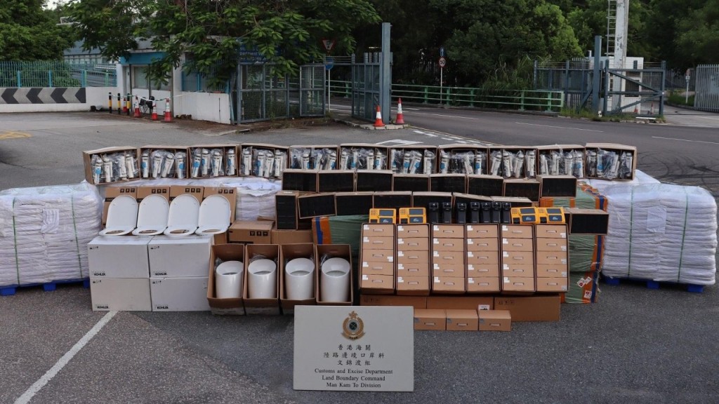 海关截获文锦渡走私货柜 检750万元货包括智能终端机等。海关图片