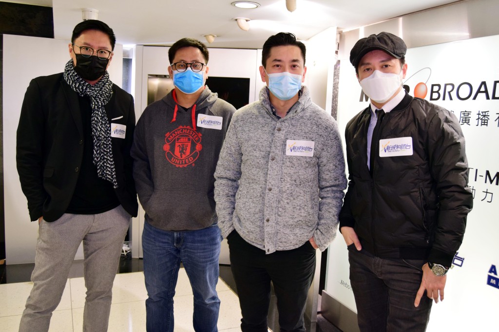 (左起)Henry、Colun、阿范、子博齊齊為新城主持夜間節目《Bibibala開大喇叭》，解決聽眾的感情及其他煩惱。