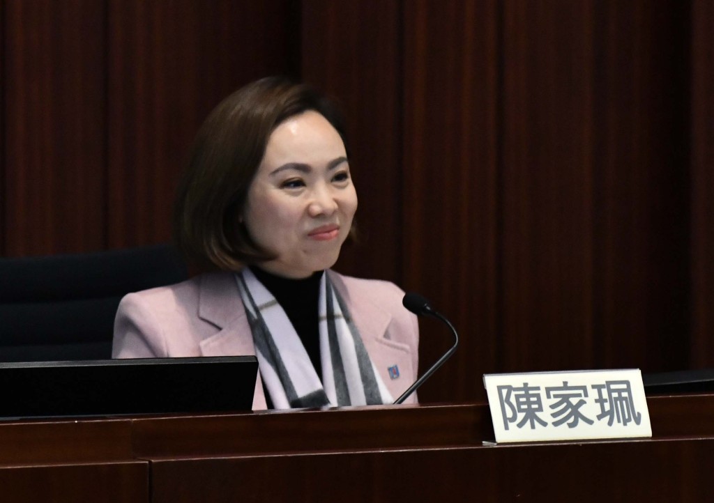 新民黨立法會議員陳家珮年初在灣仔鬧市逆線行車，其後承認一項不小心駕駛罪，被判處罰款2千元及停牌1個月。