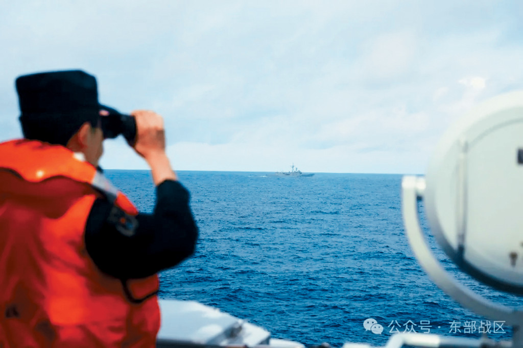 兩岸戰艦近距離對峙，解放軍士兵能清楚見到台軍軍艦上的情況。