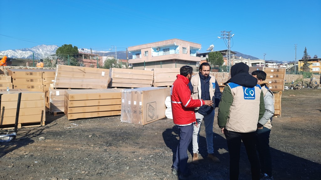 Ikea的慈善基金会将5000组合屋(flatpack shelters)送往土耳其南部和叙利亚北部灾区，供给无家可归的灾民居住。Better Shelter twitter