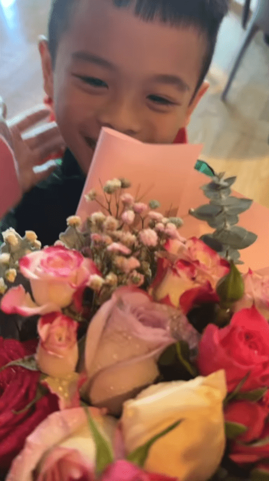 5岁大仔陈裕炘送花畀妈妈。