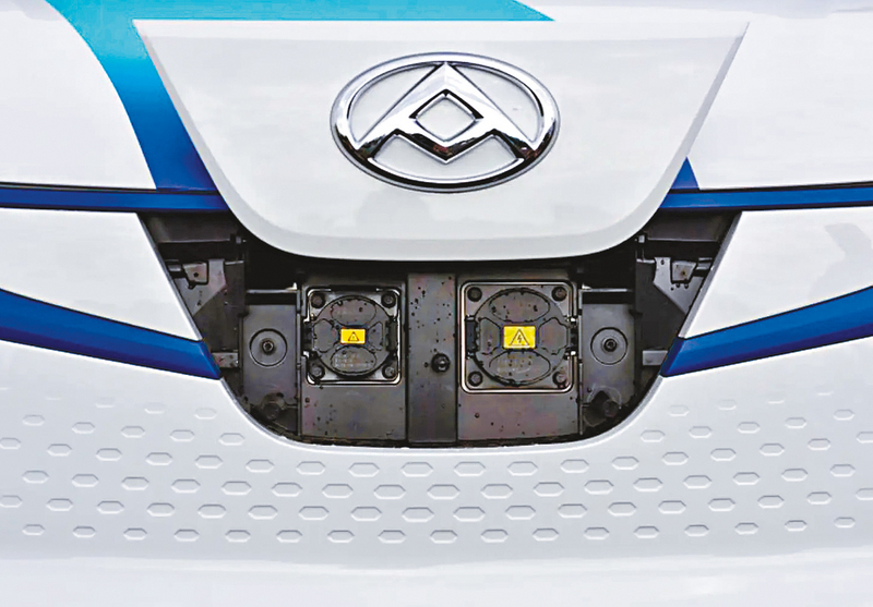 ●充电口设于车头位置，备有DC快速Combo 2及标准慢充插座。