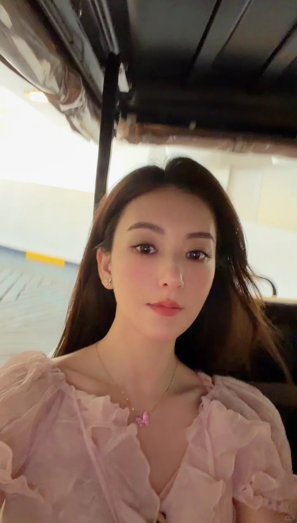 方媛在旅途中留下倩影。
