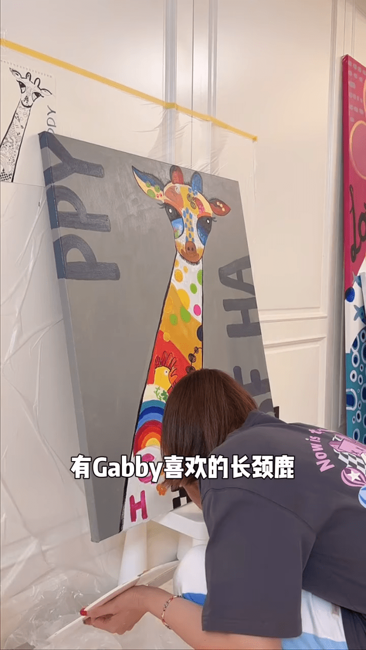 李亞男畫出大女Gabby最愛的長頸鹿。