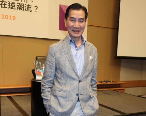 新剑郎笑指演员轻松得多。