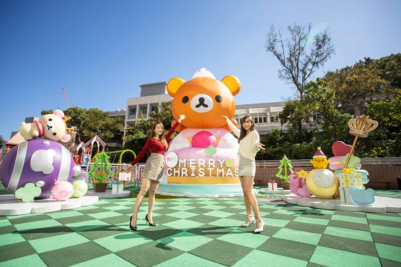 MOKO 新世纪广场16尺高「Chill」巨型轻松小熊极为吸睛。