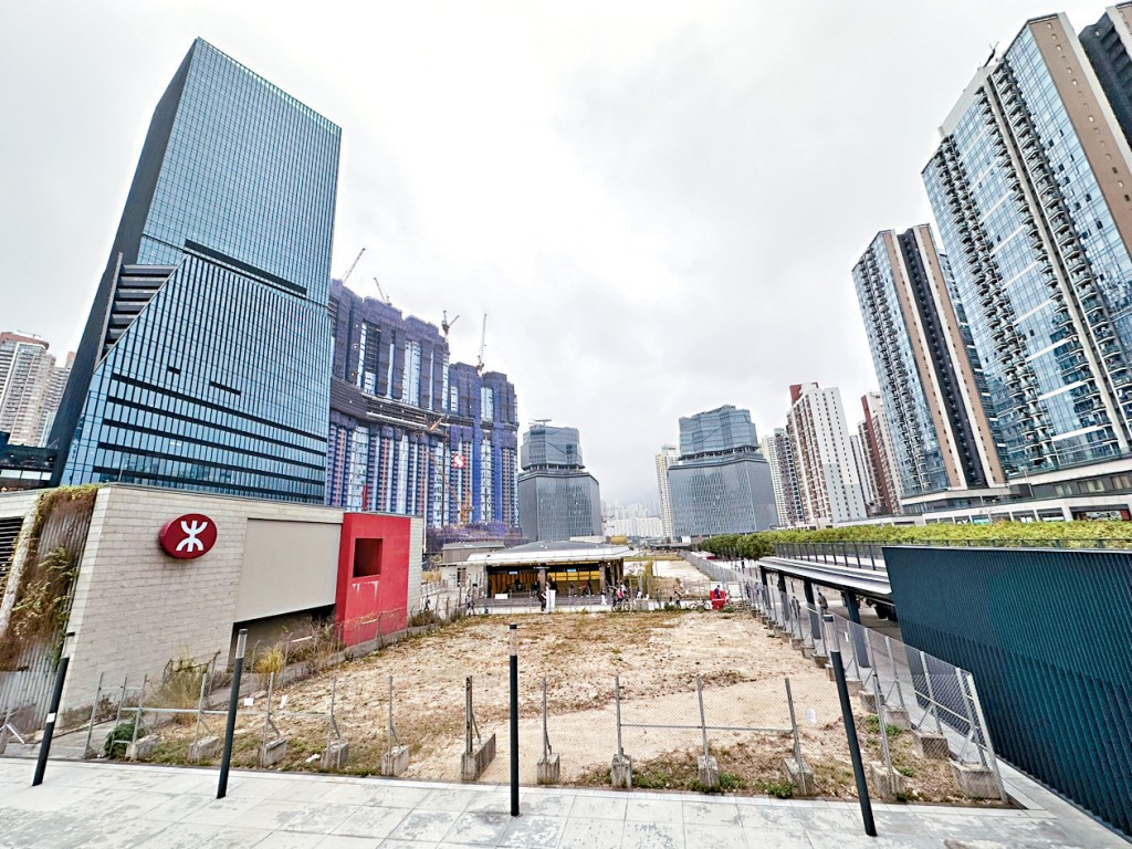港铁启德站上方的「启德1F3商业用地」，发展局拟改建为临时公共休憩空间。
