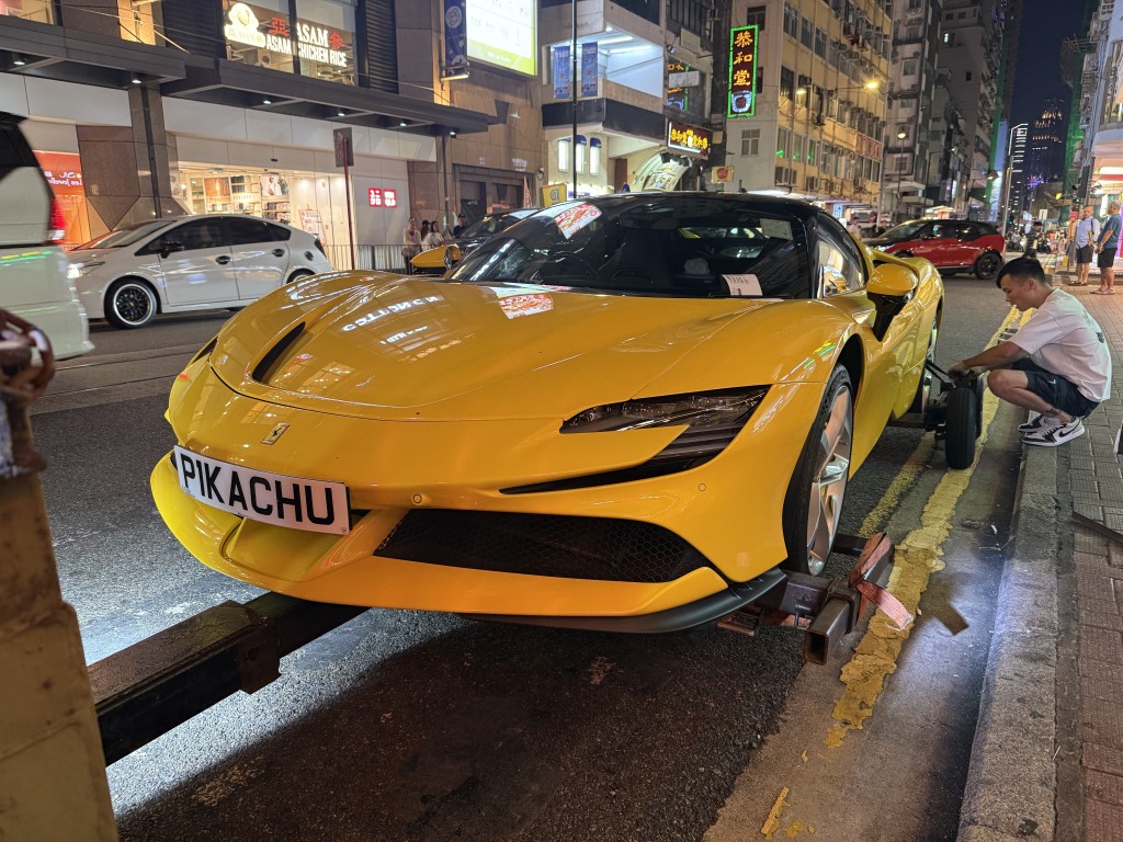 鍾培生黃色法拉利違泊，警員召拖車到場。
