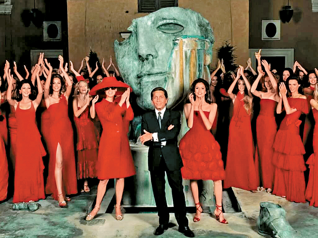 意大利时装大师华伦天奴著名的「华伦天奴红」礼服，定义许多女星最风华绝代的登台时刻。