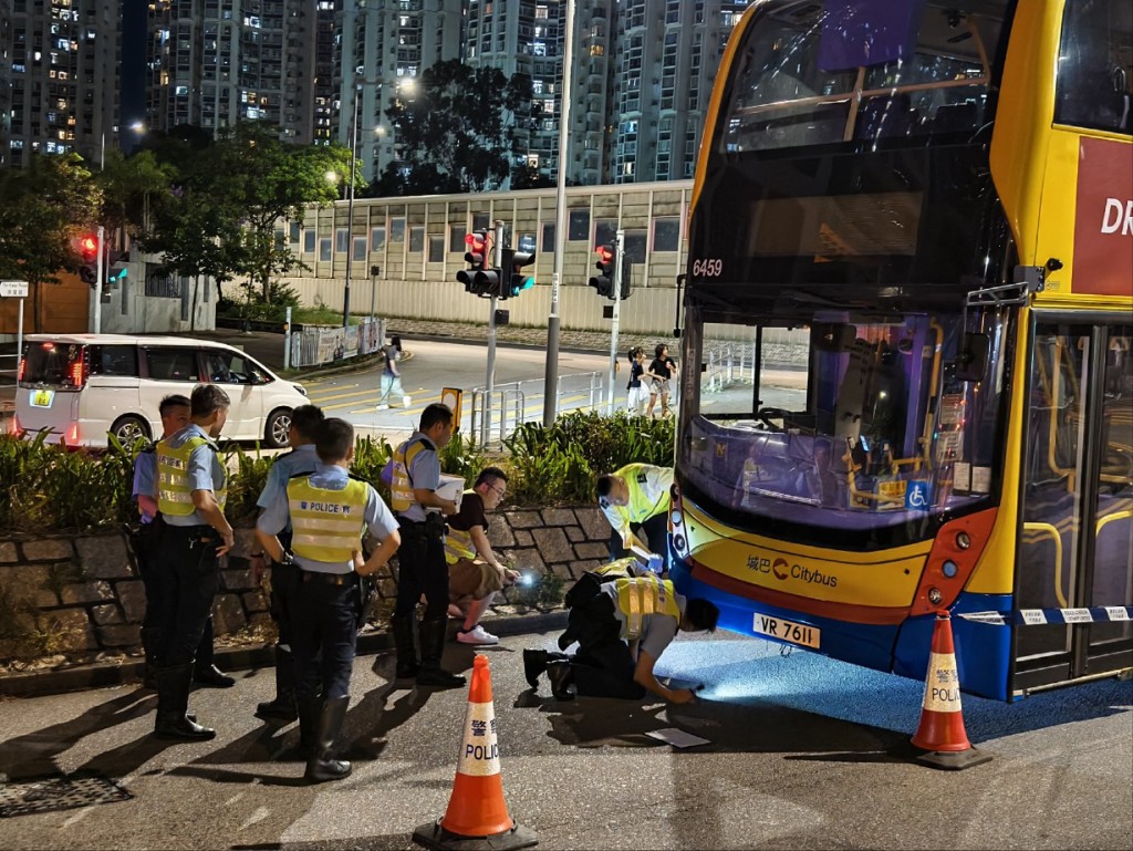 警员调查车底。尹敬堂摄