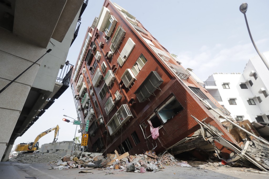 當局對地震後嚴重傾斜的天王星大樓展開拆卸工程。路透社圖片