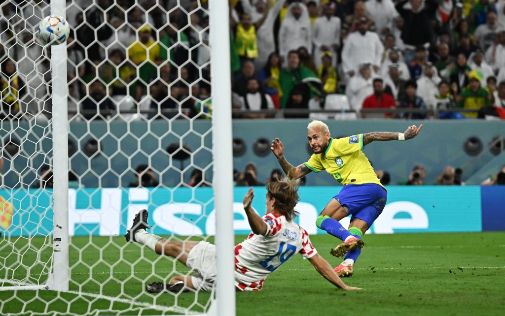 巴西于加时上半场完结前，由尼马(右)接应队友卢卡斯柏基达撞墙式回传，于禁区右边推过出迎的门将利华高域窄位射入空门领先1:0。REUTERS