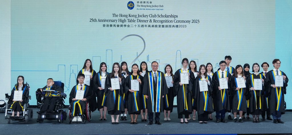 香港赛马会副主席廖长江（前排左六）与香港赛马会骏步人生奖学金得主合照。