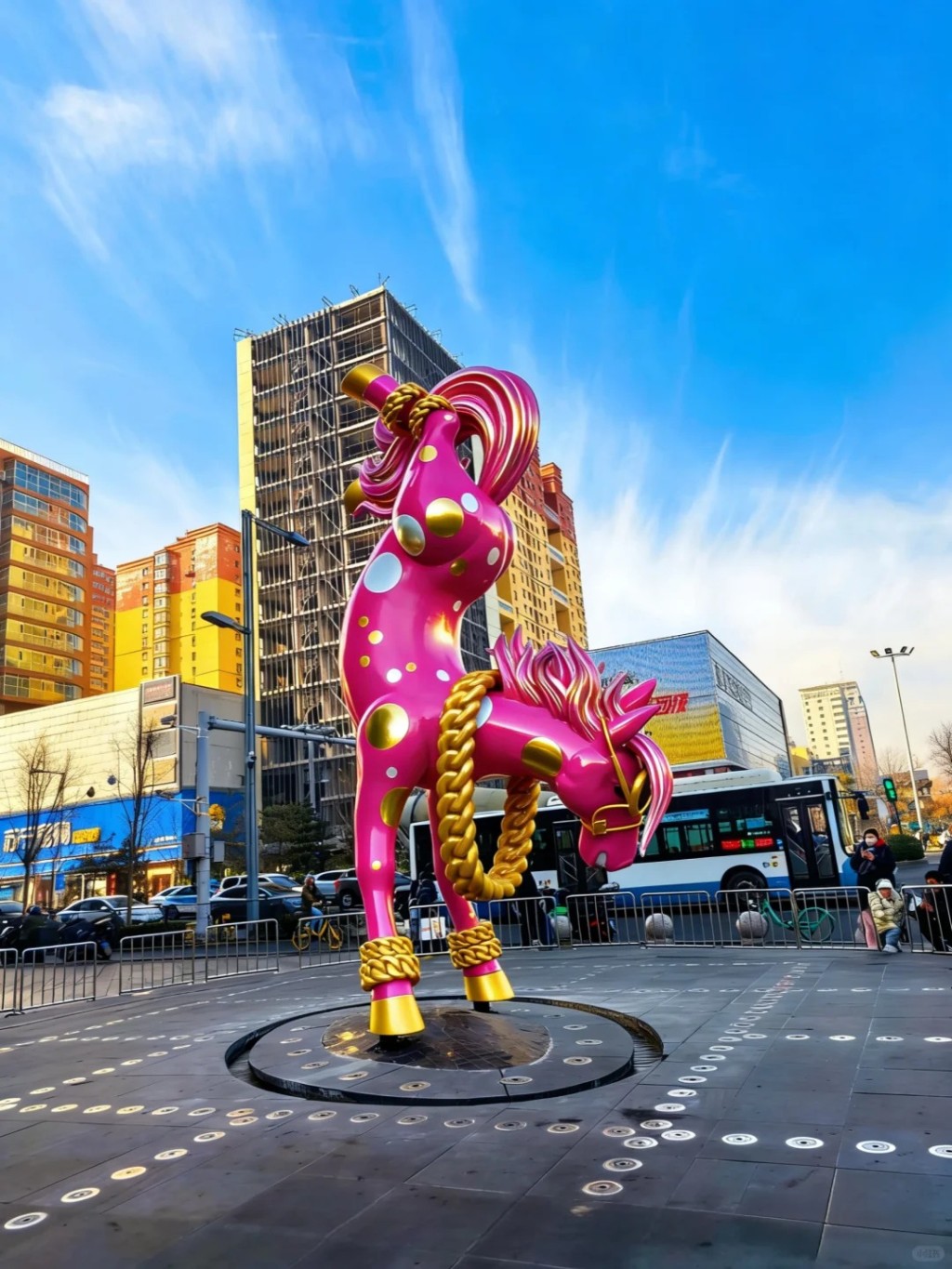 山西有商場因網民惡搞，急急把馬年雕塑換造型。小紅書