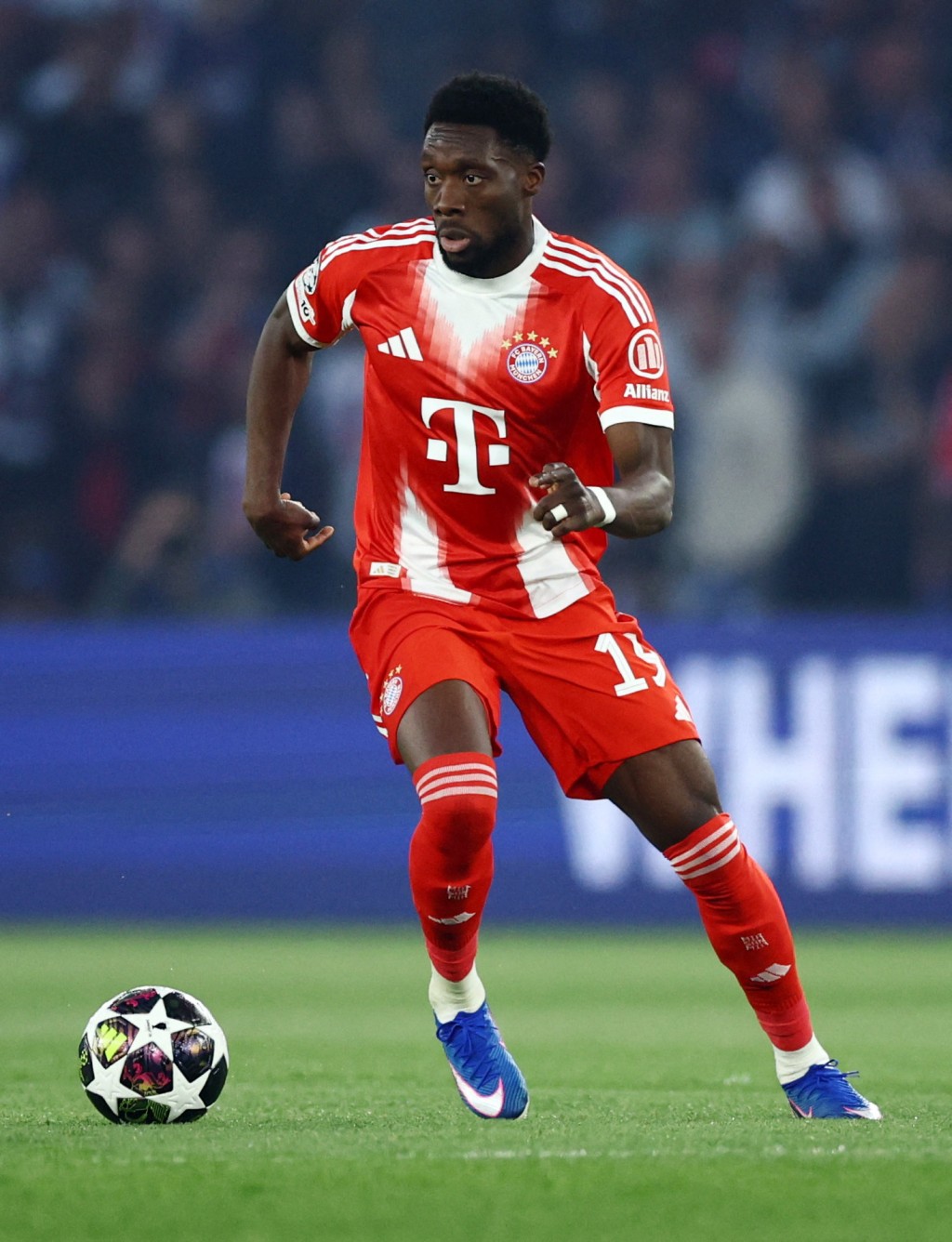 拜仁後衛艾方素戴維斯被球證堅持判罰十二碼。路透社