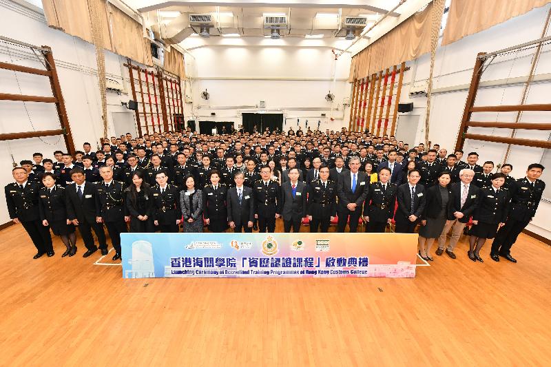 參加第一期認證課程的新入職見習督察及見習關員參與啟動典禮。政府新聞處圖片