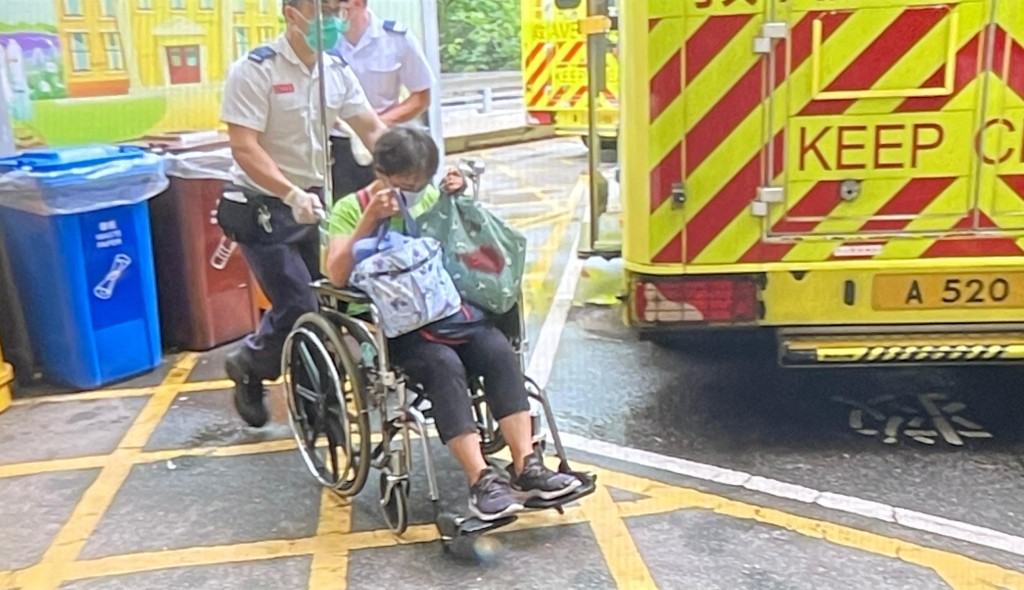 另一名傷者由救護車送院。