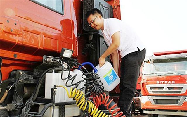 车用尿素溶液是重型柴油车净化器的必须原料。网络图片