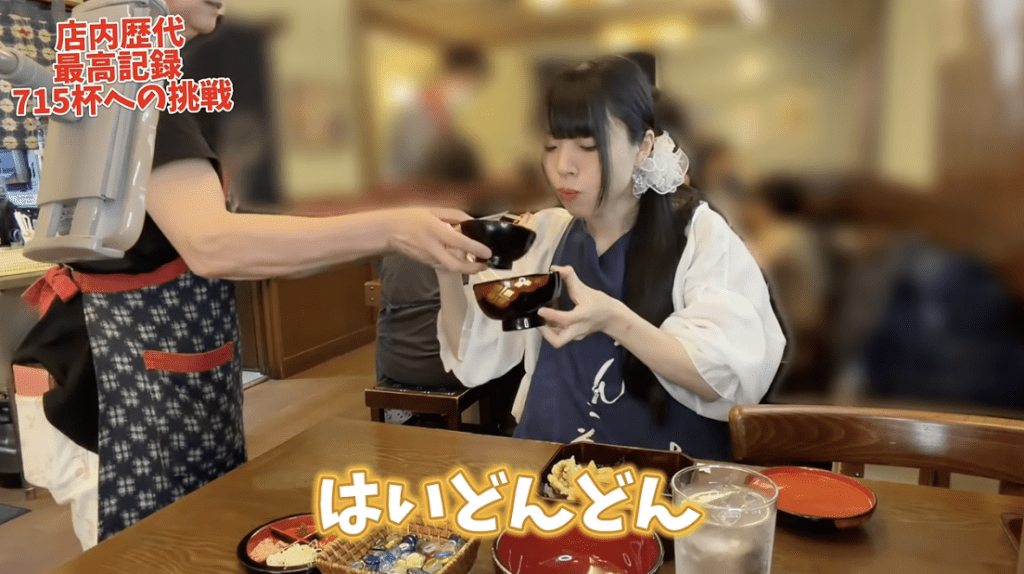 多部田睡睡一口气吃下755碗“碗子荞麦面”，打破该店创业119年以来的最高纪录。