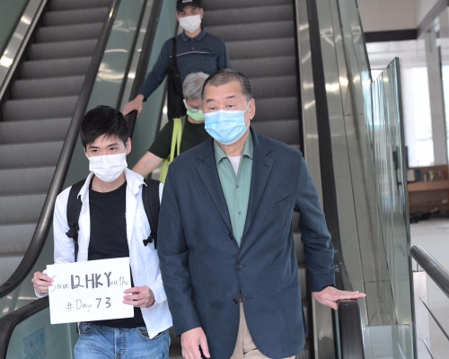 岑敖暉(左)及黎智英(右)離開法院。
