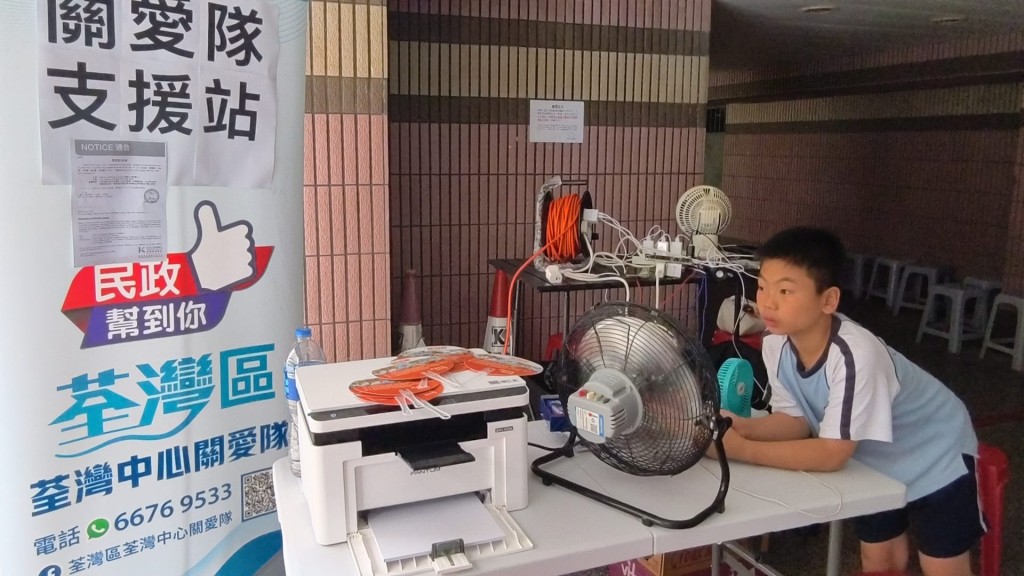 大廈住戶大受影響,可能需要熬過炎熱一夜。 大廈住戶大受影響,可能需要熬過炎熱一夜。