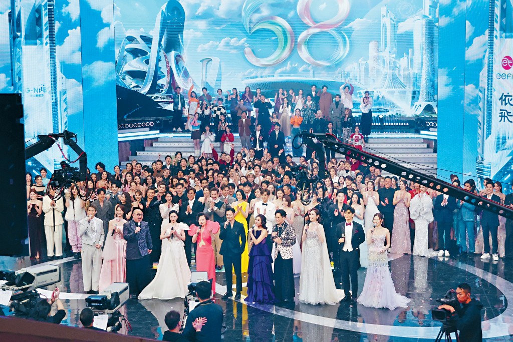 TVB 58周年台慶昨晚熱鬧舉行，破天荒遲了超過半個鐘開場，全為讓路見證港隊花劍全運奪金。