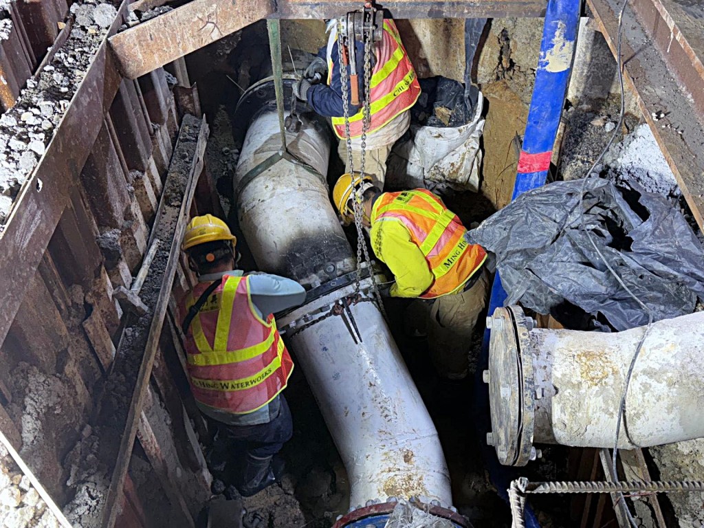 水務署人員進行搶修。fb:滴惜仔 水務署人員進行搶修。fb:滴惜仔