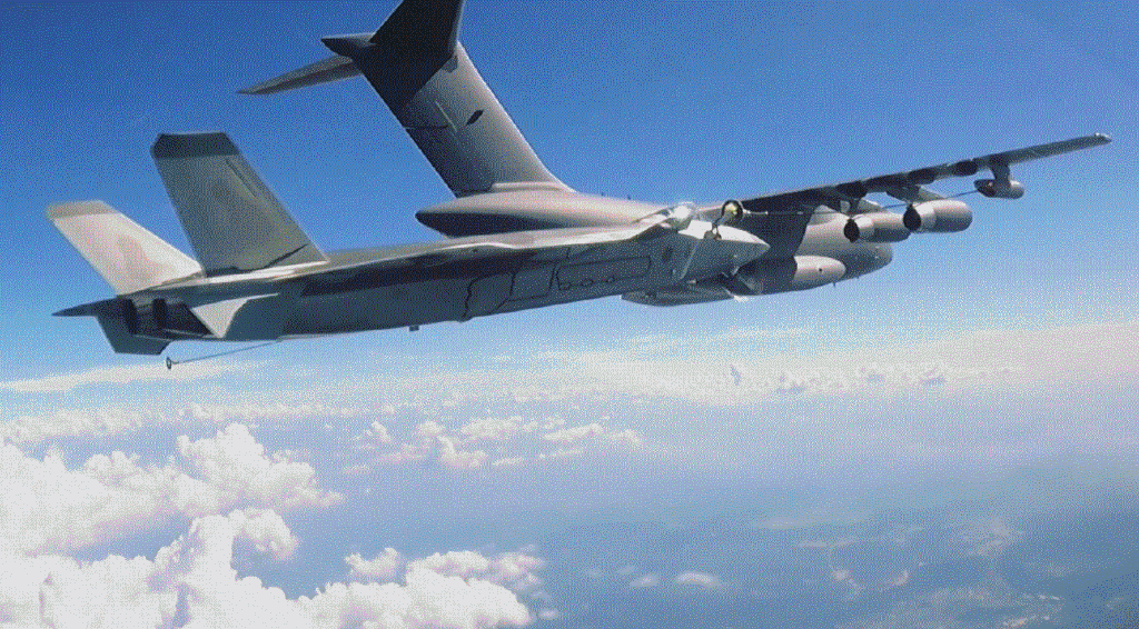 殲-20戰鬥機伸出內置加油探頭，由運油-20加油機進行空中加油。