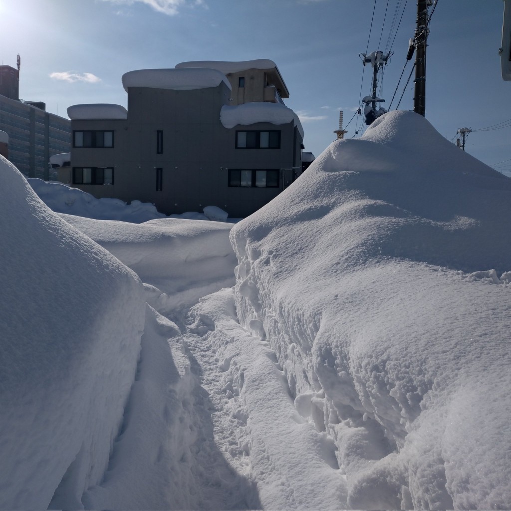 青森地區遭遇世紀大雪，積雪高度超過一個成人身高。X@Omoiden