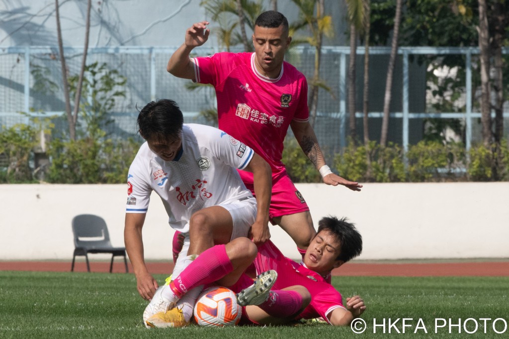 晋峰(粉红衫)及大埔踢成0:0。 足总图片