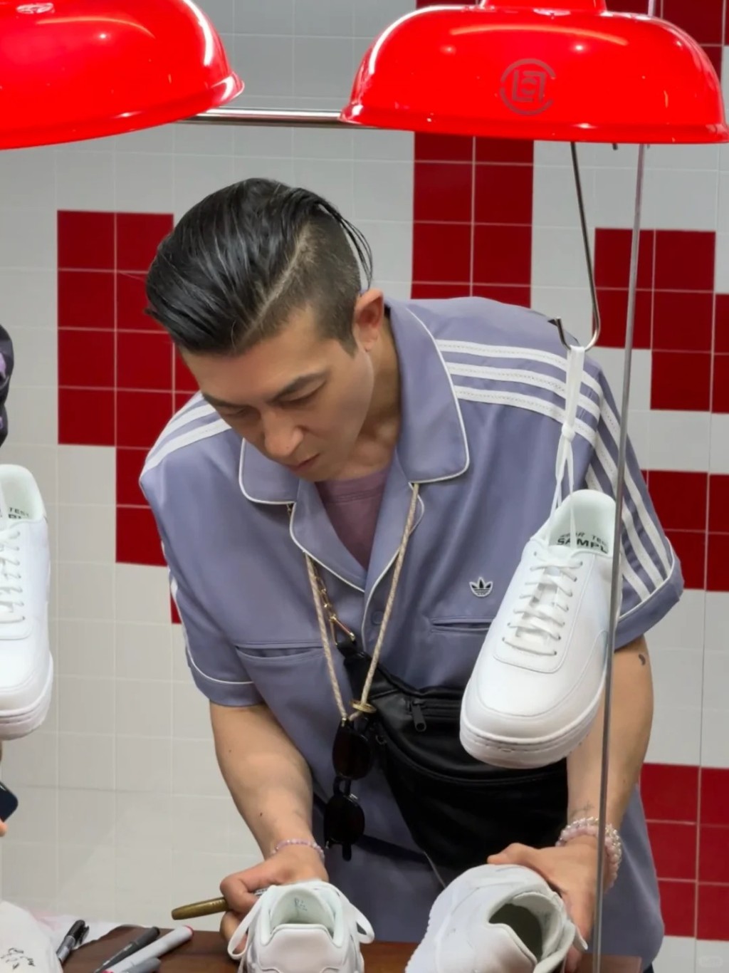 陈冠希为购物波鞋的粉丝签名。