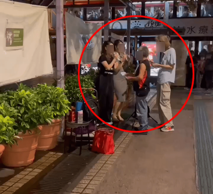 事發在油麻地近彌敦道一帶，有網民拍到在晚上放工時段，一對女子在街頭「賣唱」。