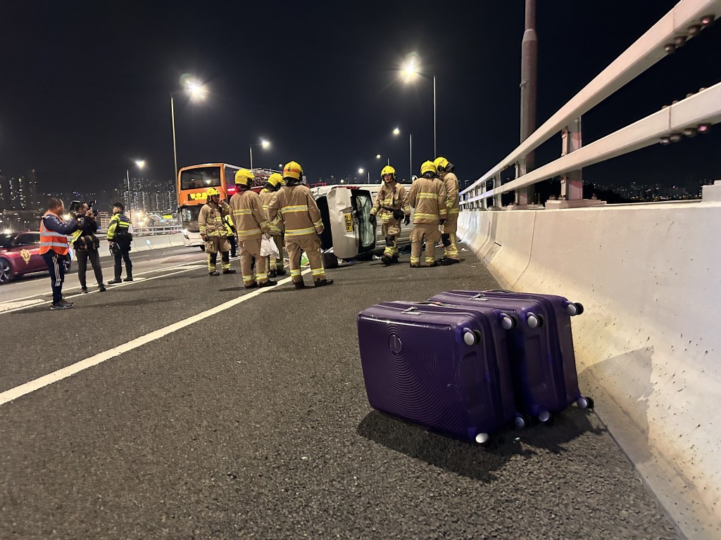 車內雜物散落一地。