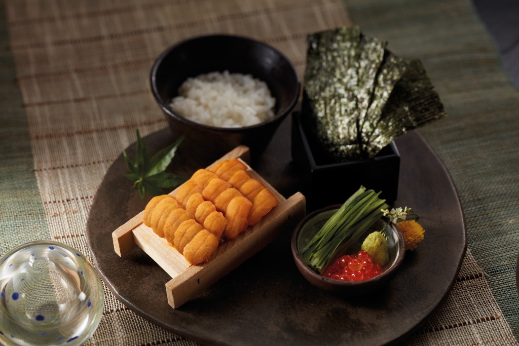 DIY馬糞海膽（$268/份）：每份DIY馬糞海膽包括紫菜、壽司飯、青瓜絲及三文魚籽，連同份量十足的馬糞海膽隨意享用。