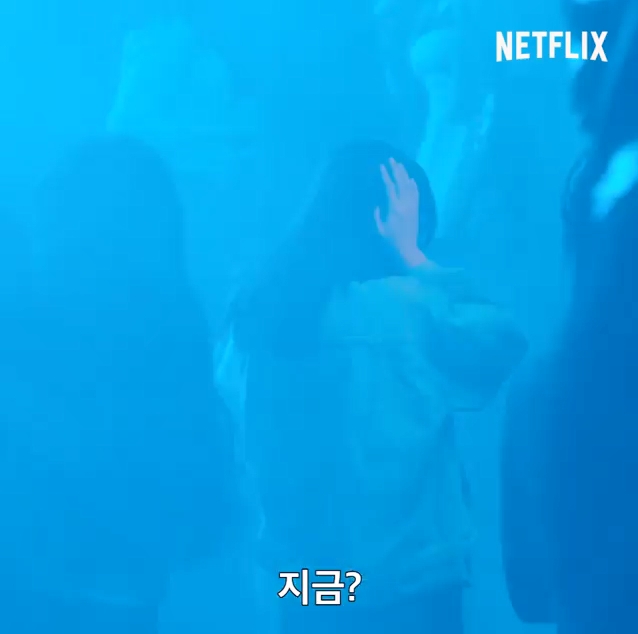 韓韶禧掩住雙耳好驚咁。