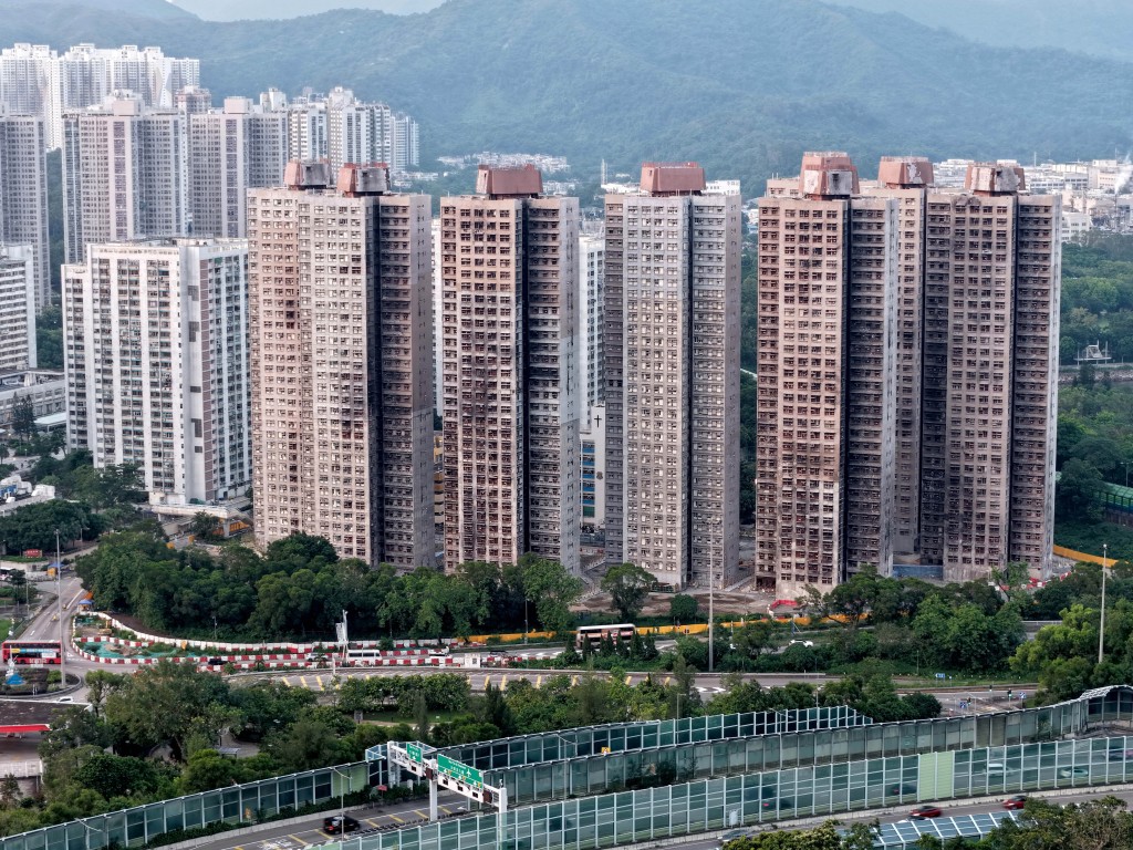 至於宏福苑,何永賢表示獨立審查組(ICU)提6大方向改革,同時其他部門都檢視了工作需否改革。 至於宏福苑,何永賢表示獨立審查組(ICU)提6大方向改革,同時其他部門都檢視了工作需否改革。