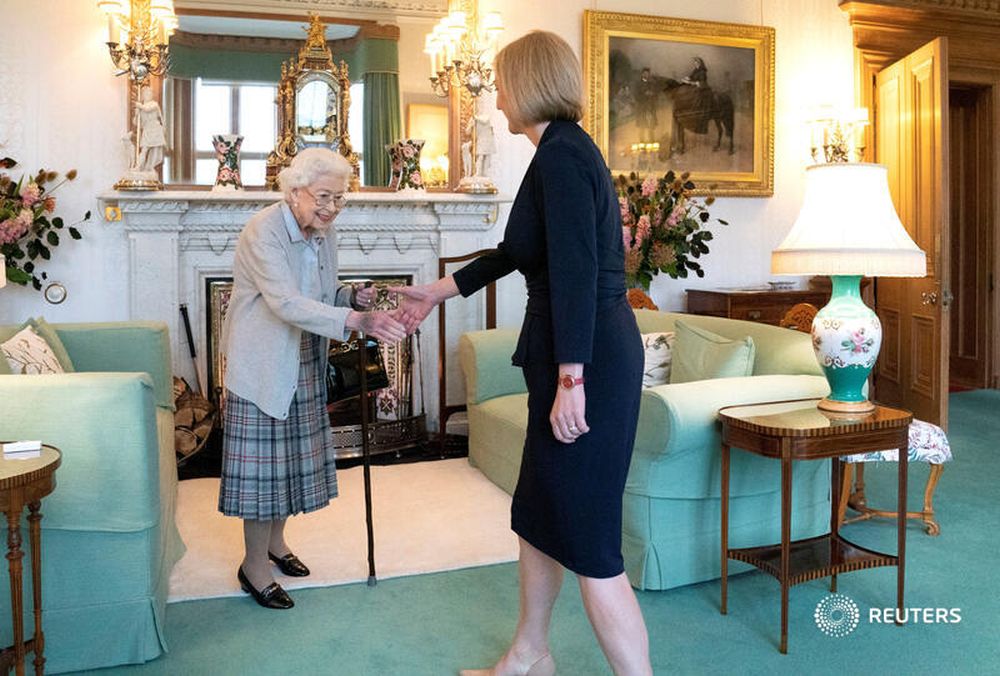 英女皇（左）離世兩天前，在蘇格蘭巴爾莫勒爾堡接見新首相卓慧思（右）。AP
