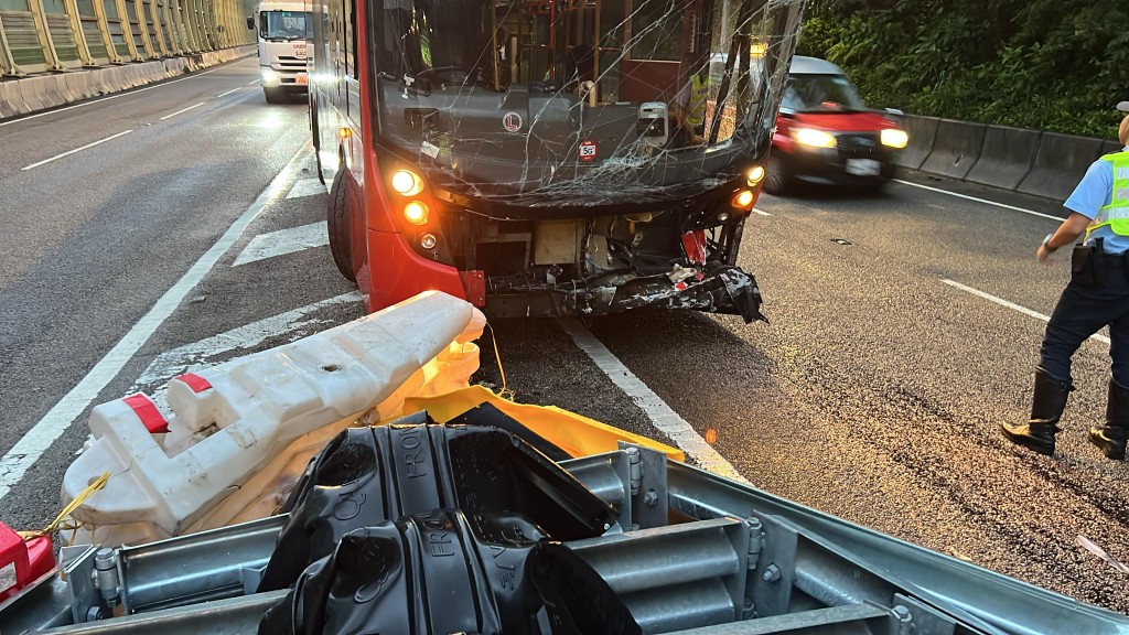 九巴車頭損毀，擋風玻璃破裂。