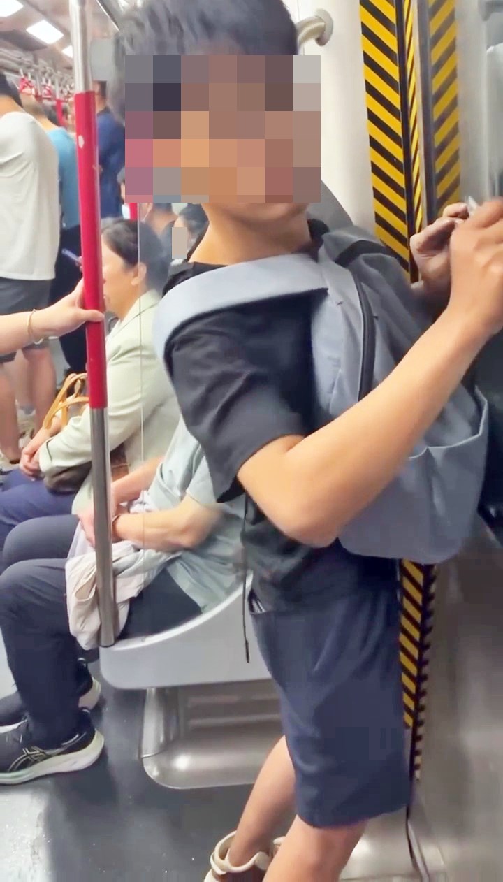 一名短褲青年早前在港鐵列車內懷 疑當眾吸食「太空油毒品」,狼狽 地挨著車門手騰腳震兼眼神迷離, 情況似飲醉酒兼大地震,舉動嚇壞 網民。fb「香港突發事故報料區及討論區」截圖 一名短褲青年早前在港鐵列車內懷 疑當眾吸食「太空油毒品」,狼狽 地挨著車門手騰腳震兼眼神迷離, 情況似飲醉酒兼大地震,舉動嚇壞 網民。fb「香港突發事故報料區及討論區」截圖
