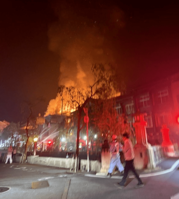 火势蔓延至两旁的土产店、餐饮店。X @Gt8VUlzRG7buafO 火势蔓延至两旁的土产店、餐饮店。X @Gt8VUlzRG7buafO