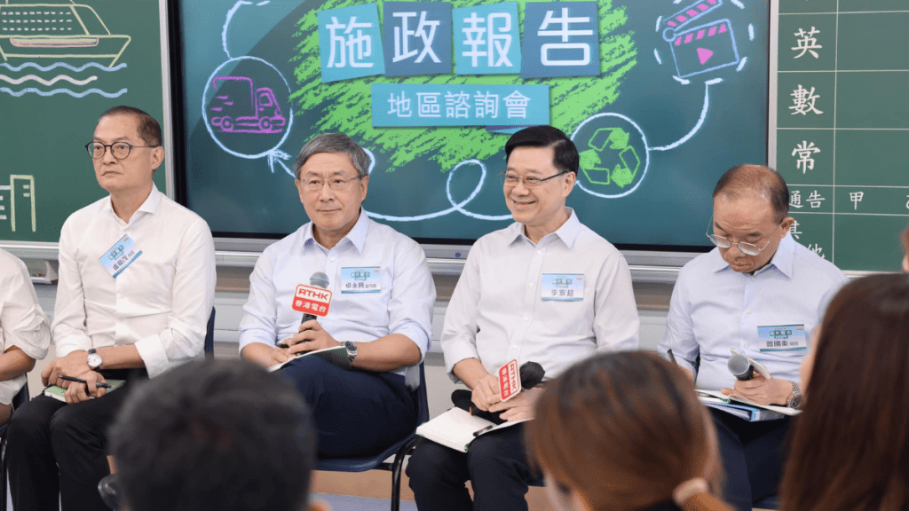 李家超宣布明天地區諮詢會延期,並指示各部門全面應變颱風威脅。資料圖片 李家超宣布明天地區諮詢會延期,並指示各部門全面應變颱風威脅。資料圖片
