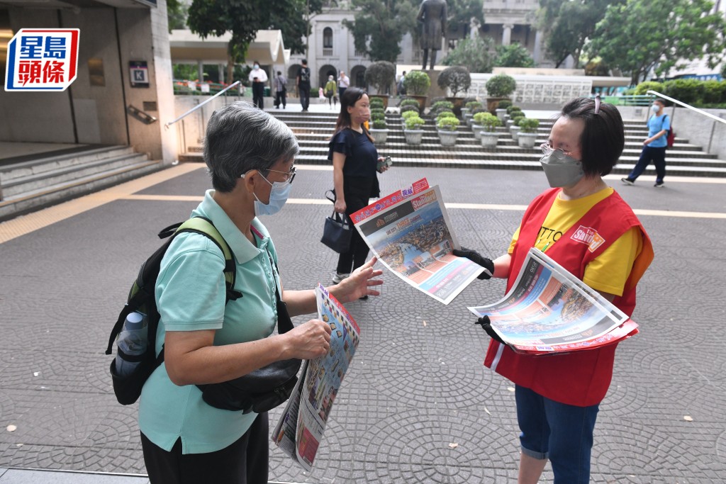 市民踊跃取阅附送《提纸》的免费报纸。