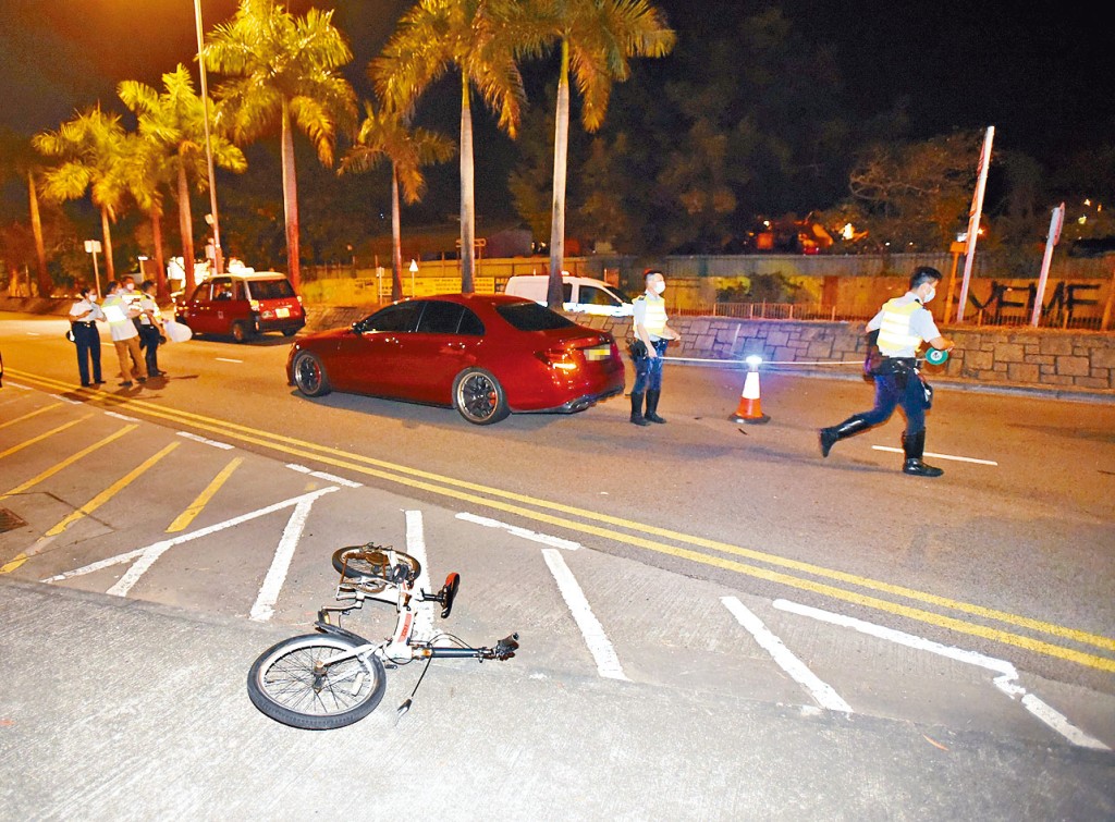 被撞單車翻側路中,警方到場調查。